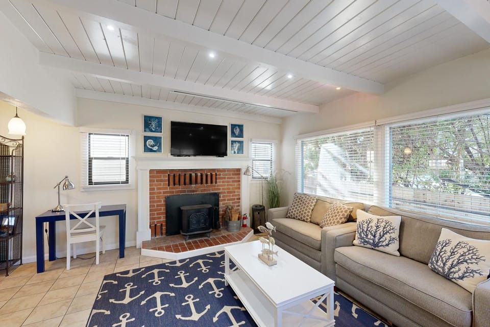 Stroll to Shore Stinson Beach Gem with Hot Tub House in Stinson Beach