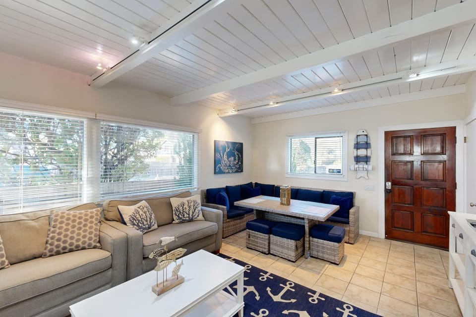 Stroll to Shore Stinson Beach Gem with Hot Tub House in Stinson Beach