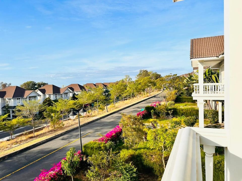 Neighbourhood, Street view