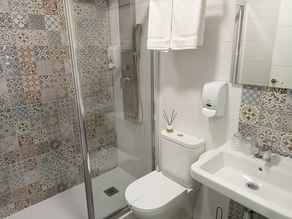 Shower, Toilet, Bathroom, towels