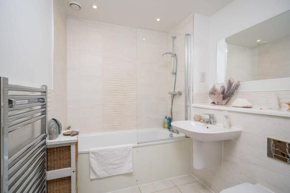 Shower, Toilet, Bathroom, Bath, towels