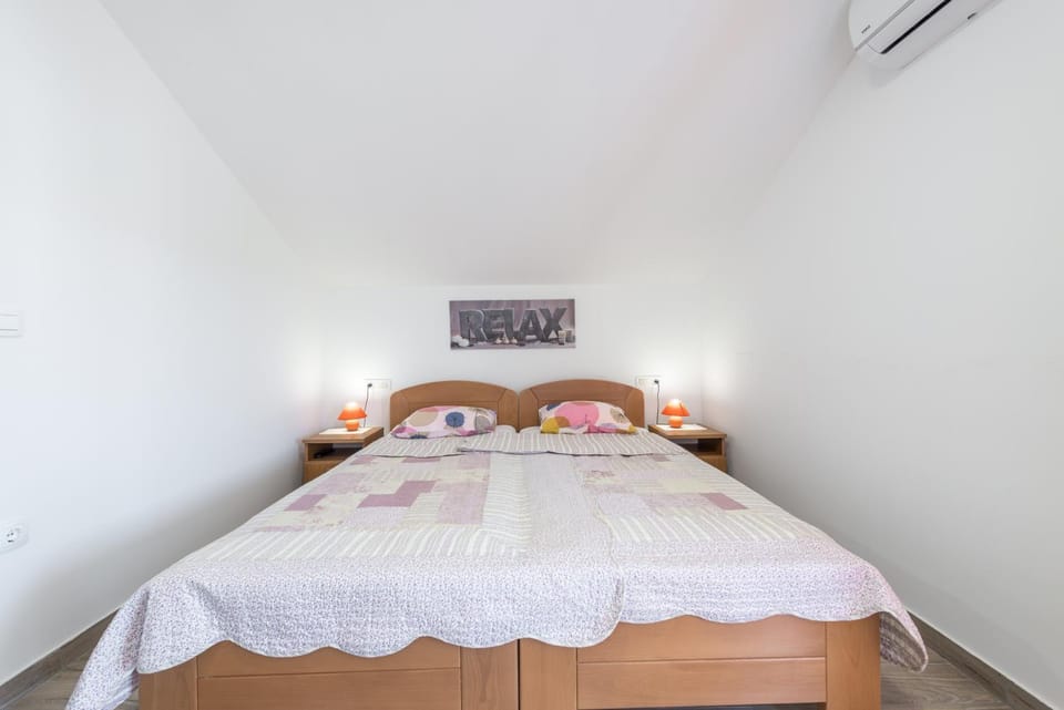 Bedroom, air conditioner