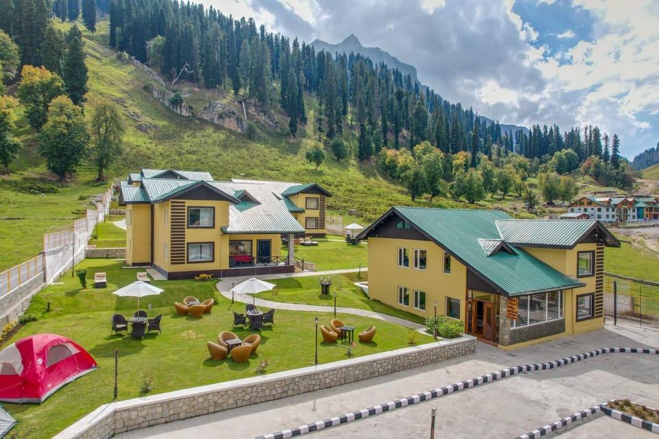 Property building, Day, Natural landscape, Bird's eye view, Garden, Garden view, Mountain view, Parking