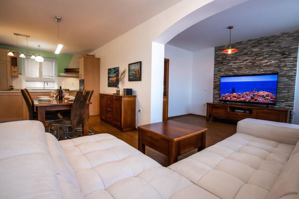 TV and multimedia, Living room, Photo of the whole room, Seating area