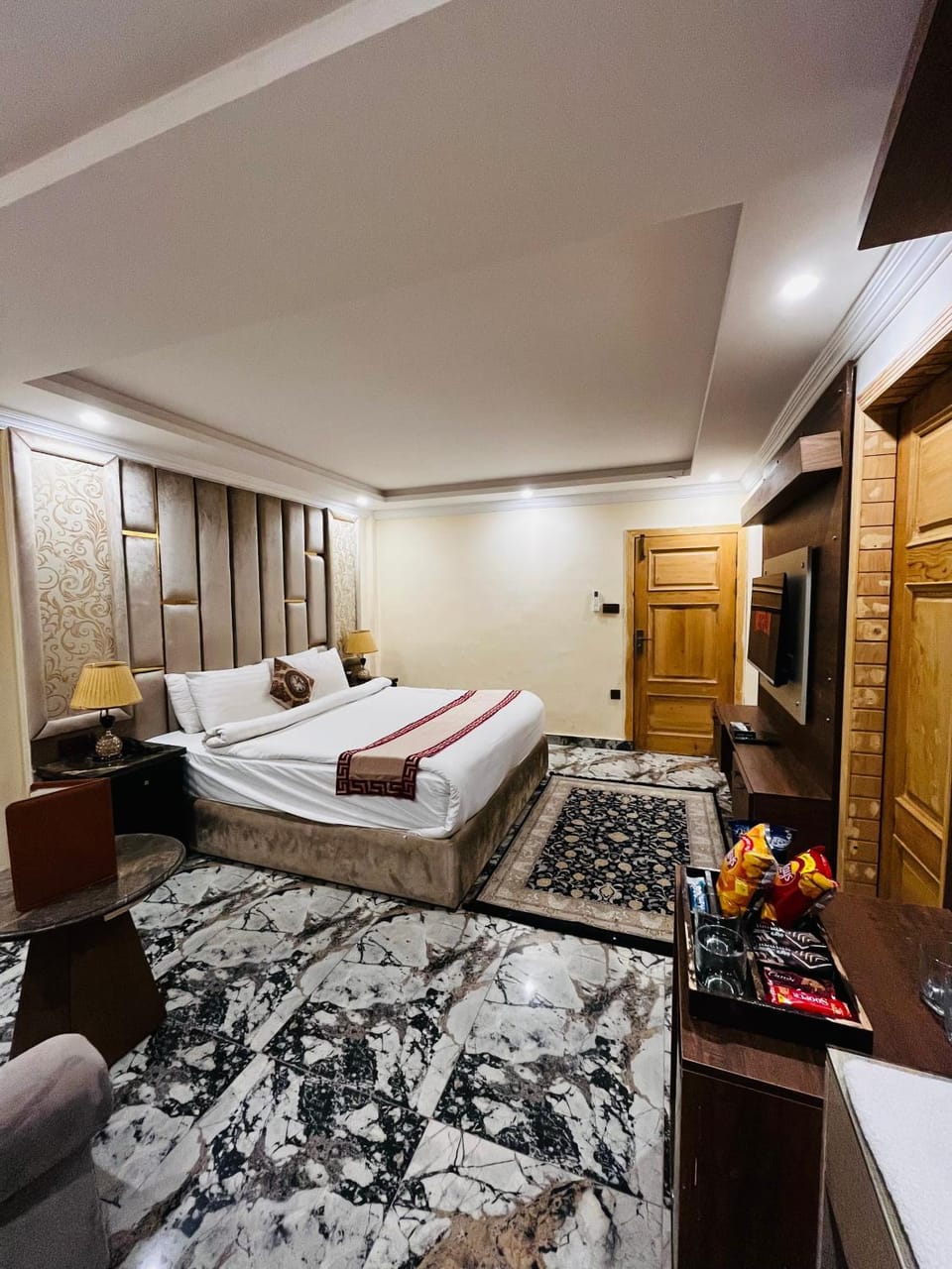 Bed, TV and multimedia, Photo of the whole room, Bedroom