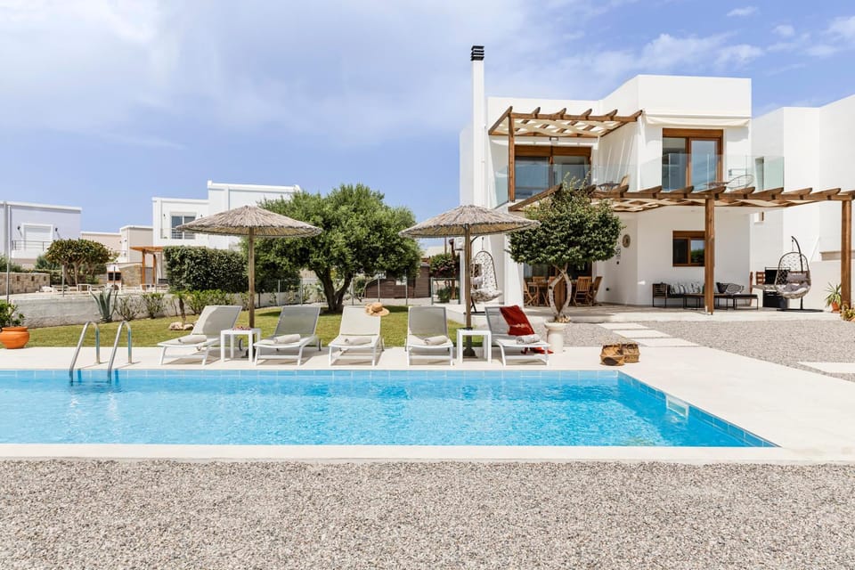 Property building, Patio, Day, Pool view, Swimming pool, sunbed
