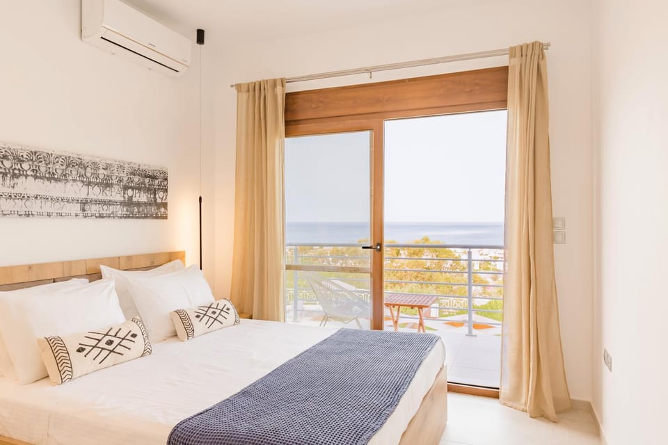 Bed, Natural landscape, View (from property/room), Balcony/Terrace, Bedroom, Sea view