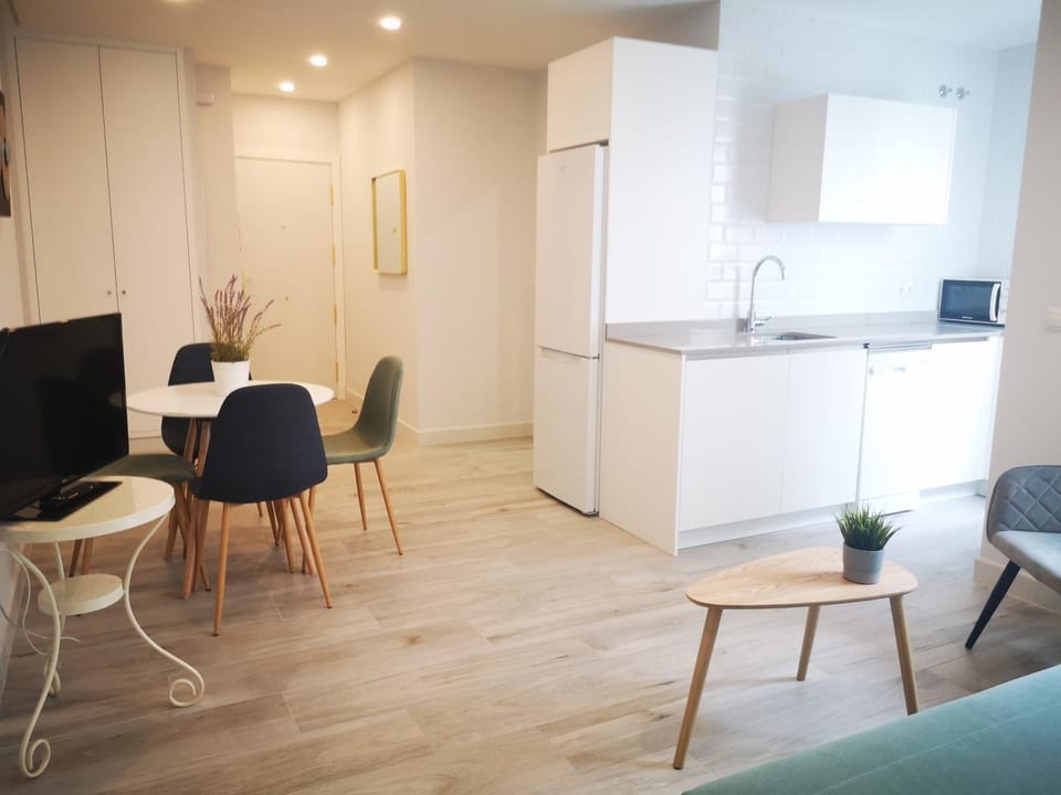 Kitchen or kitchenette, Seating area, Dining area
