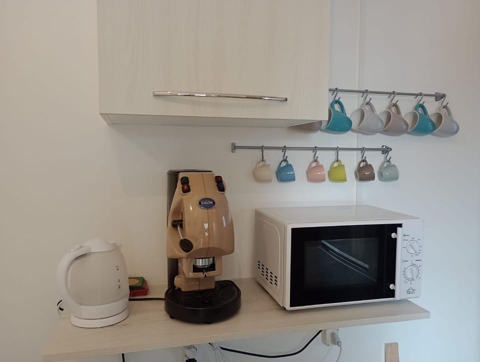 Coffee/tea facilities, Kitchen or kitchenette, Communal kitchen