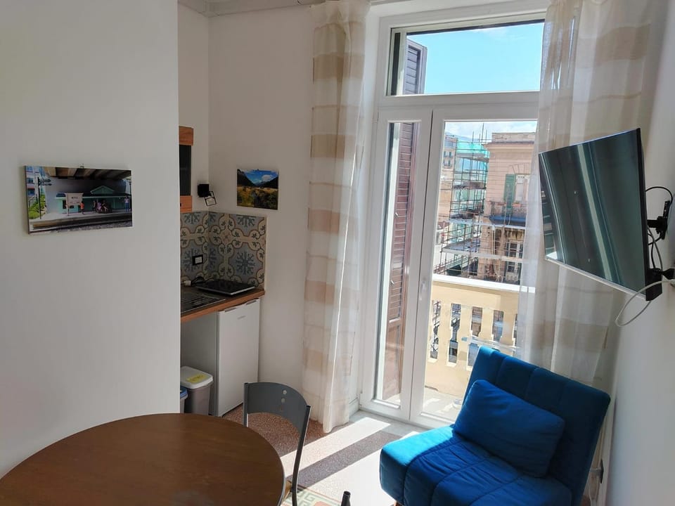 Seating area, Evening entertainment, City view