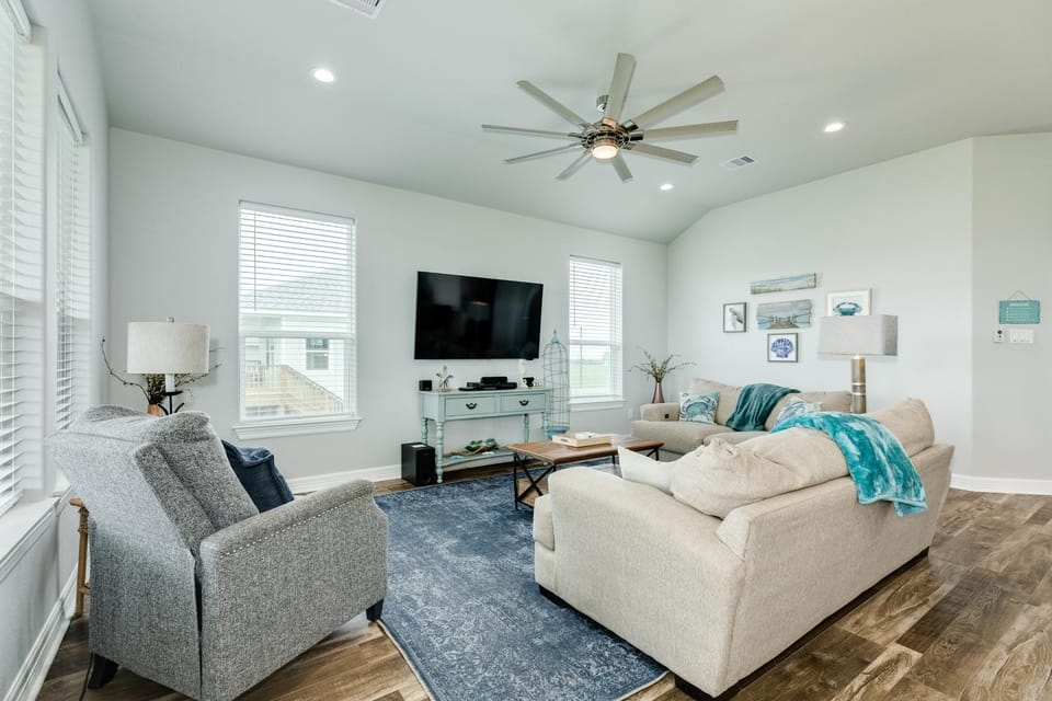 Crystal Blue House in Hitchcock