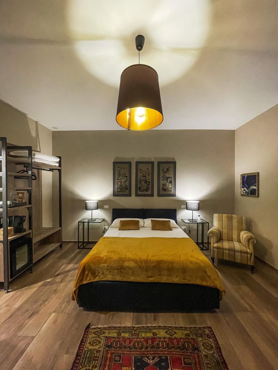 Bed, Photo of the whole room, Seating area, Bedroom