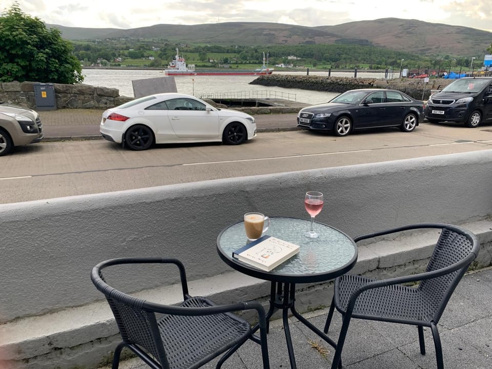 Patio, Natural landscape, Balcony/Terrace, Seating area, Mountain view, Parking