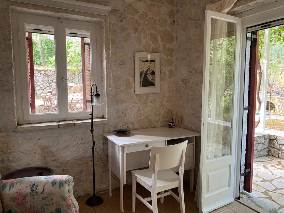 Πέτρινο σπίτι με κήπο και θέα στον ελαιώνα, Katouna Home II Apartment in Peloponnese, Western Greece and the Ionian