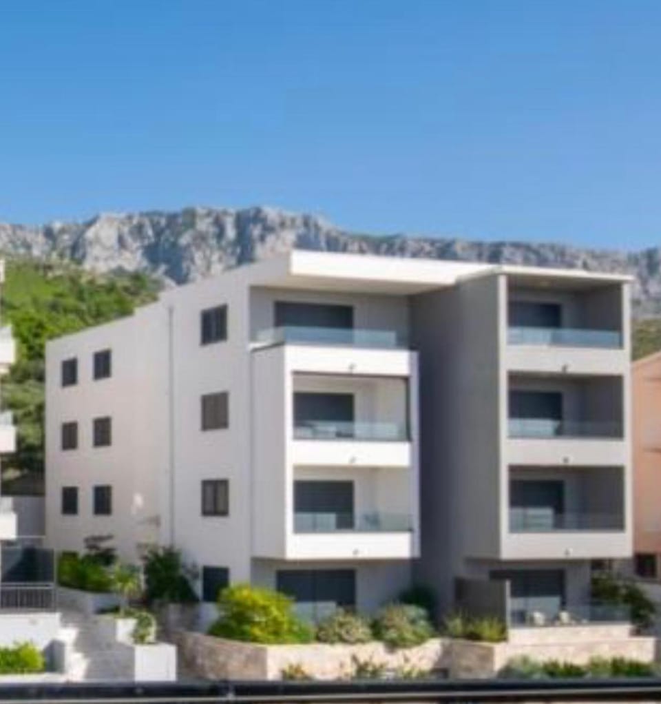 Property building, Day, Natural landscape, Mountain view