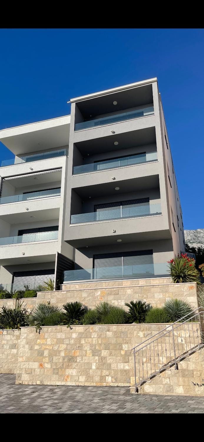 Property building, Facade/entrance, Day, Neighbourhood, Mountain view