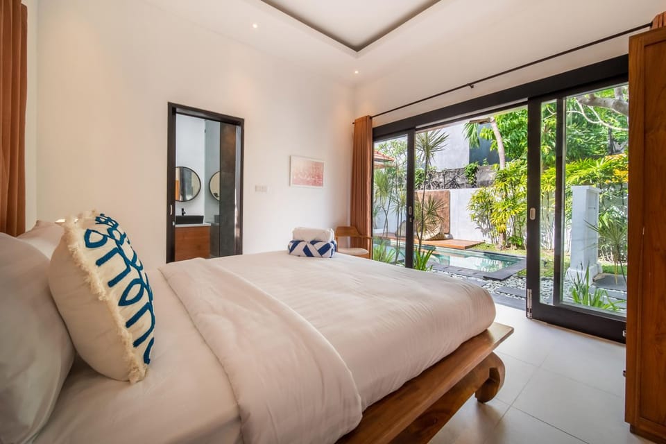 Bed, Bedroom, Pool view