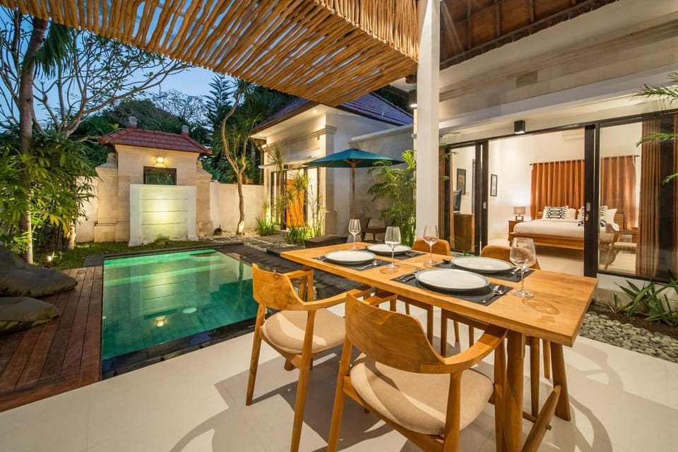 Dining area, Pool view, Swimming pool, Swimming pool