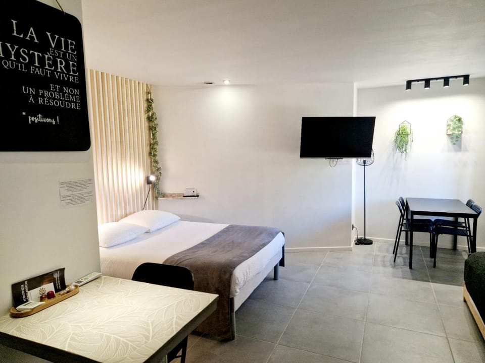Communal lounge/ TV room, Bed, TV and multimedia, Photo of the whole room, Bedroom
