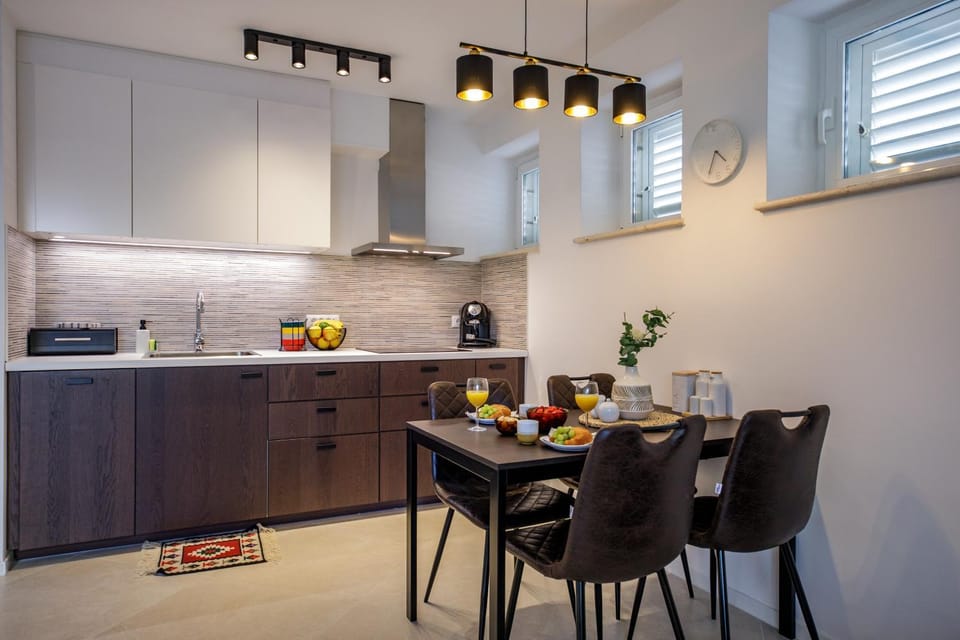 Kitchen or kitchenette, Dining area, Communal kitchen