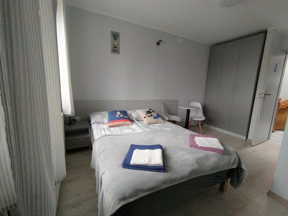 Bed, Photo of the whole room, towels