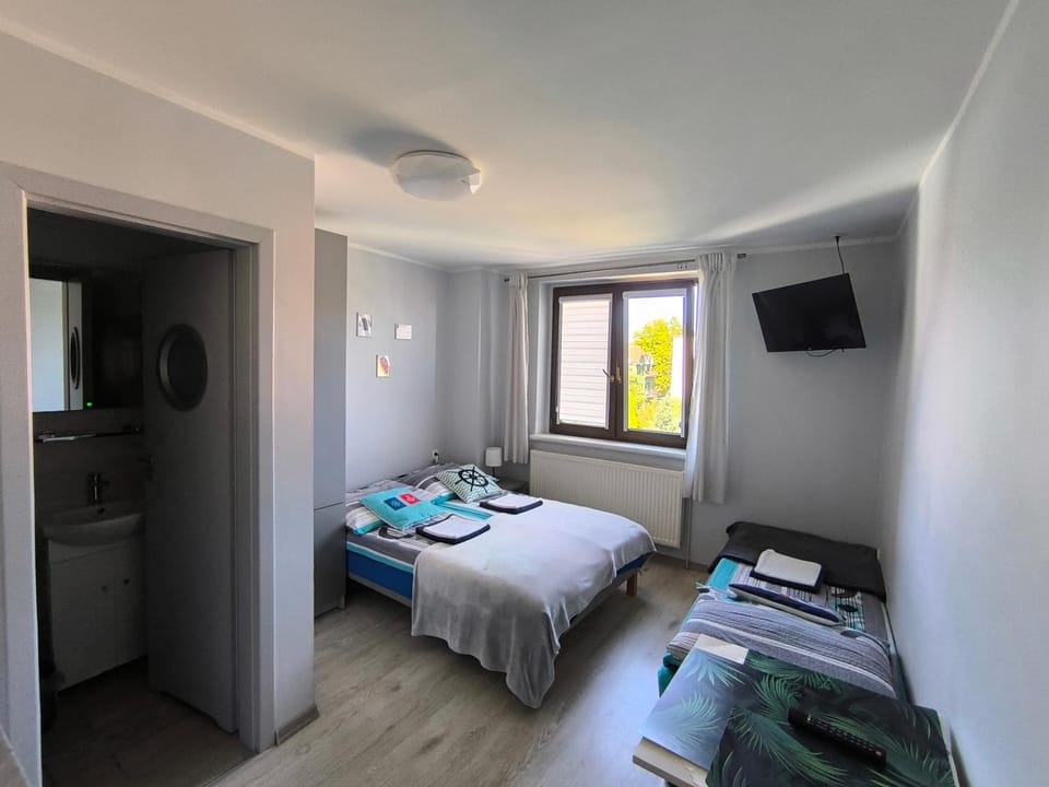 Bed, TV and multimedia, Photo of the whole room, towels