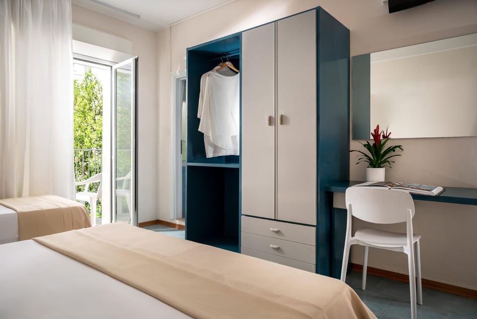Bed, Balcony/Terrace, Photo of the whole room, Bedroom, wardrobe