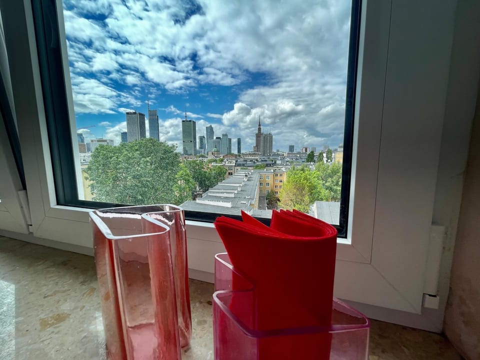 Super BEAUTY metro WiFi 65’TV Netflix HBO AppleTV+ Apartment in Warsaw