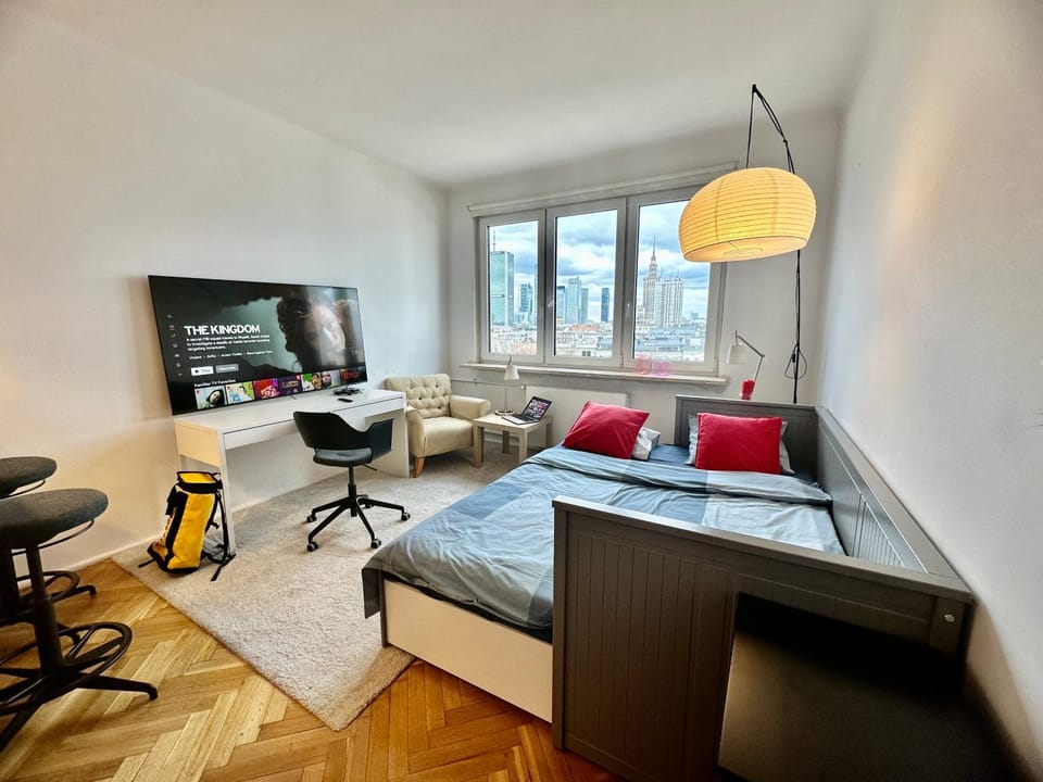 Super BEAUTY metro WiFi 65’TV Netflix HBO AppleTV+ Apartment in Warsaw