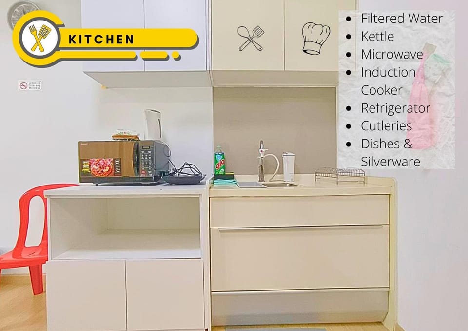 Kitchen or kitchenette, minibar