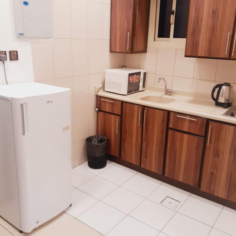 Kitchen or kitchenette, minibar