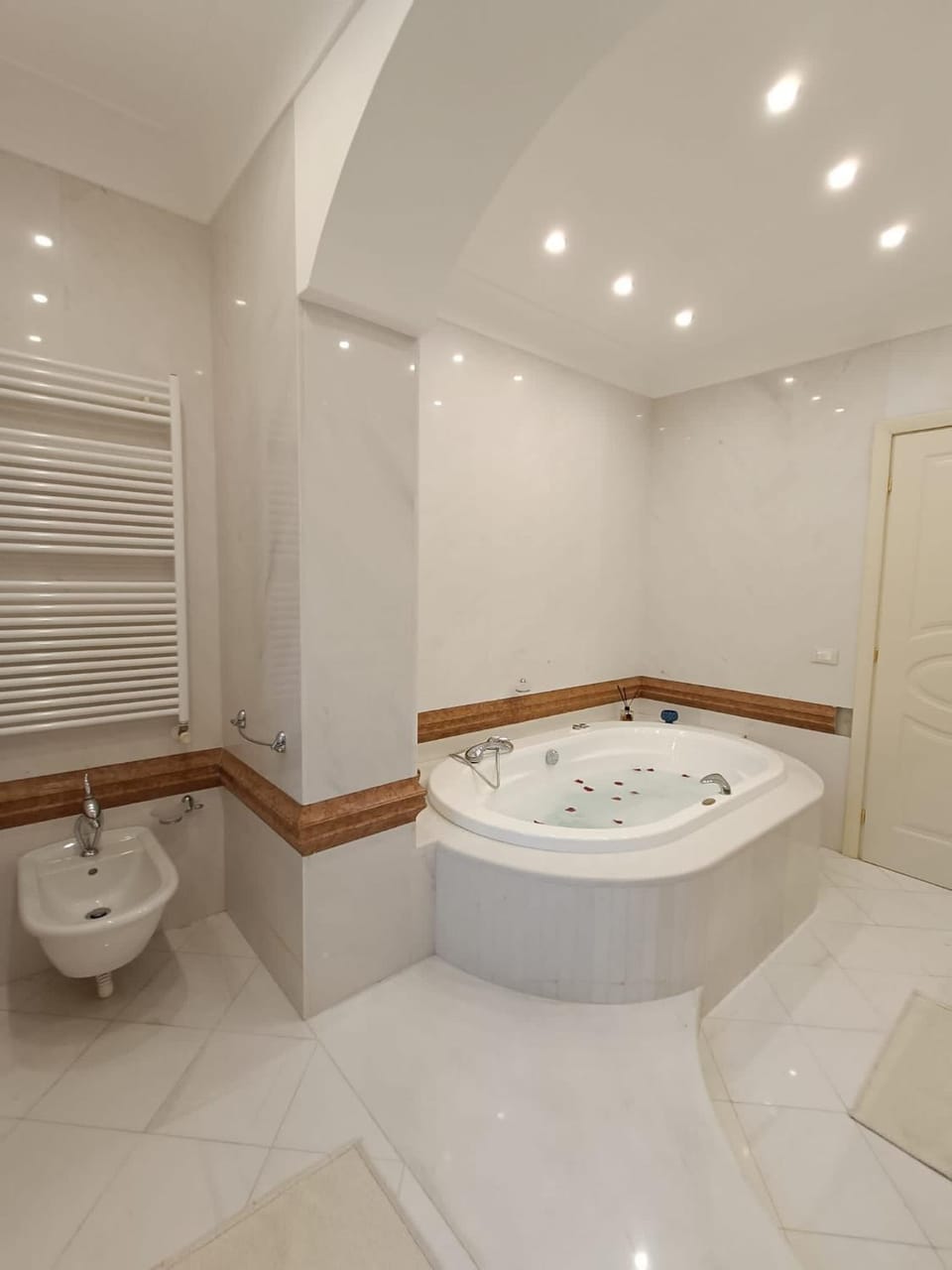 Hot Tub, Bathroom