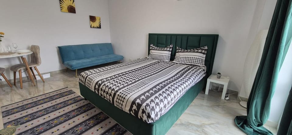 Marble Studio Apartment in Bucharest
