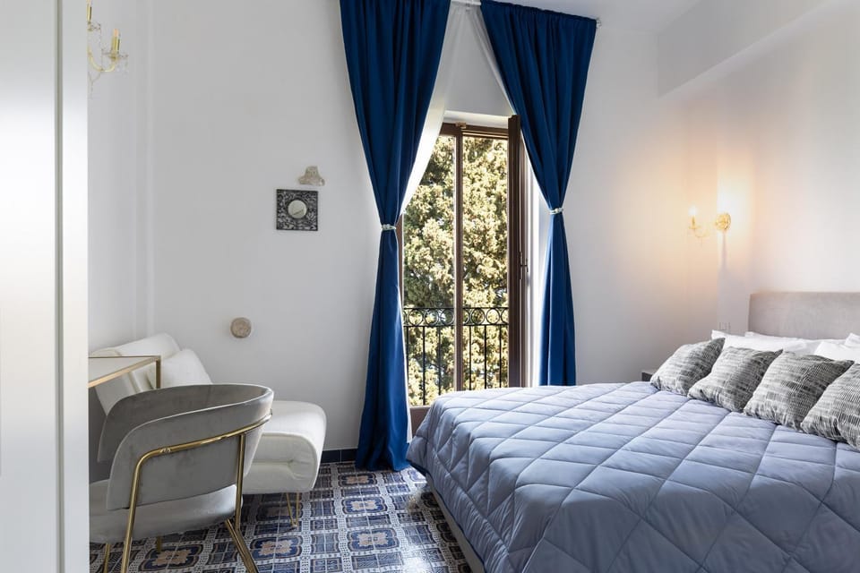 Bed, Living room, Photo of the whole room, Seating area, Bedroom