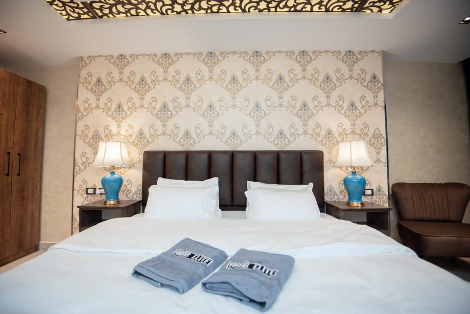 Bed, Bedroom, towels