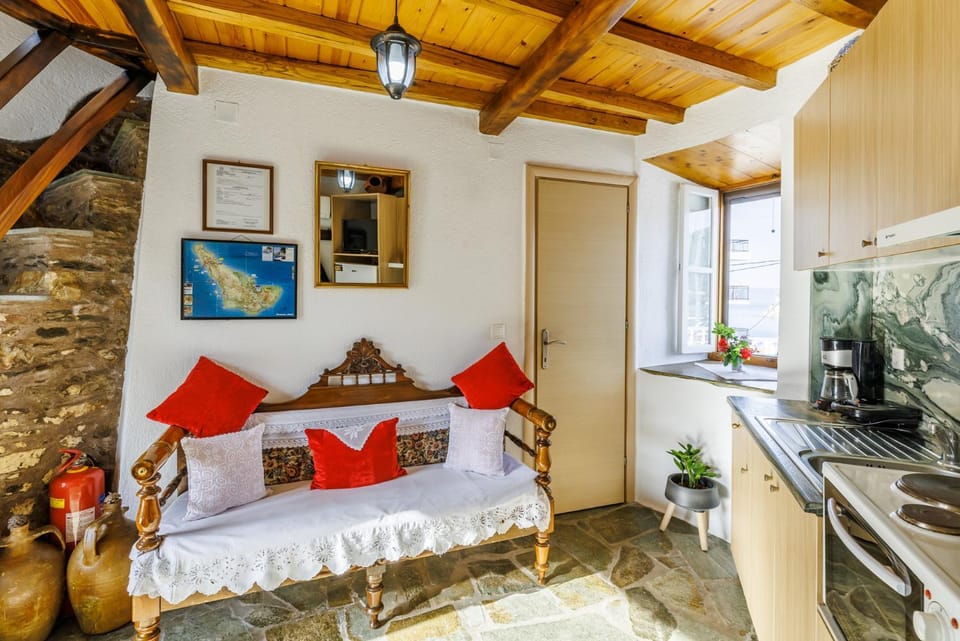 Kitchen or kitchenette, Seating area