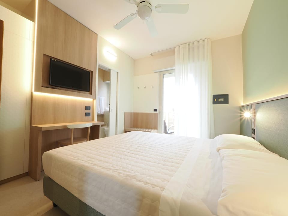 Photo of the whole room, Bedroom, air conditioner