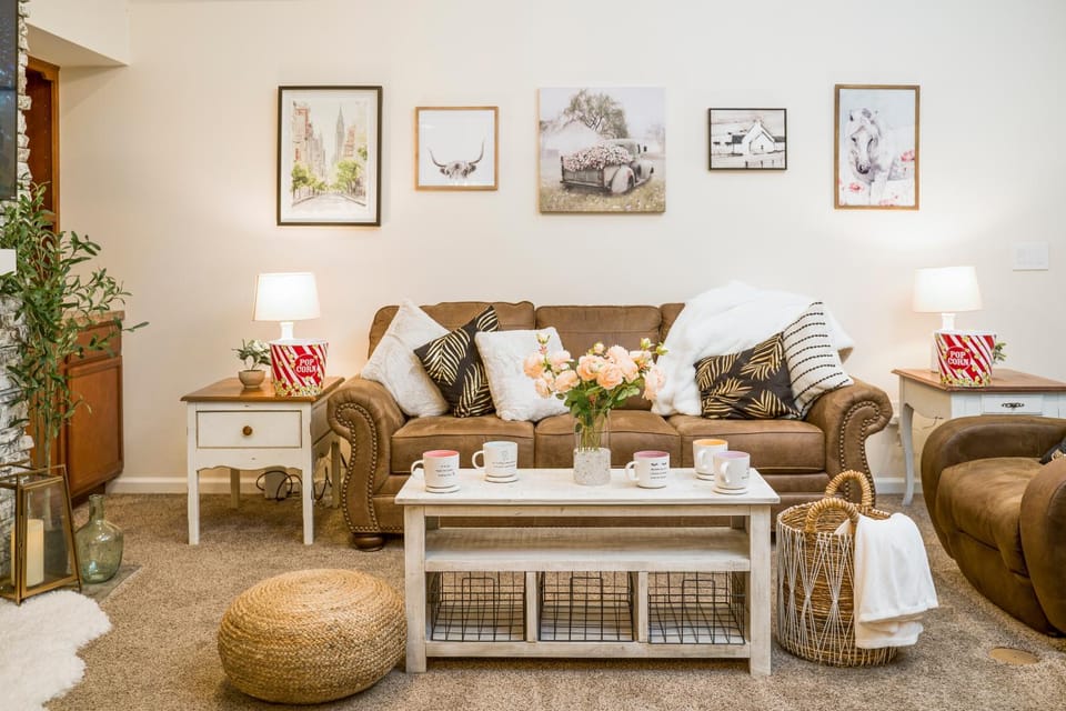 TV and multimedia, Living room, Seating area, Family, Family