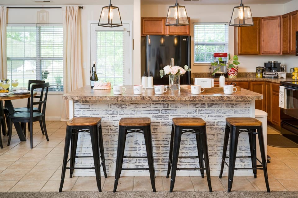 Kitchen or kitchenette, Lounge or bar, Dining area