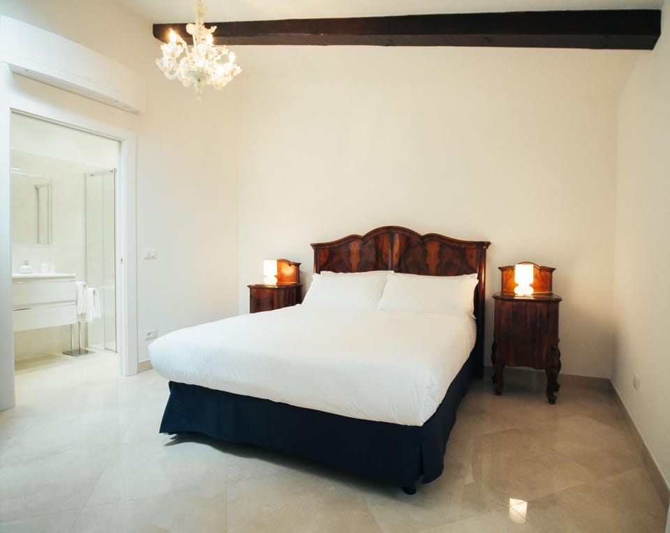 Bed, Bathroom, Photo of the whole room, Bedroom