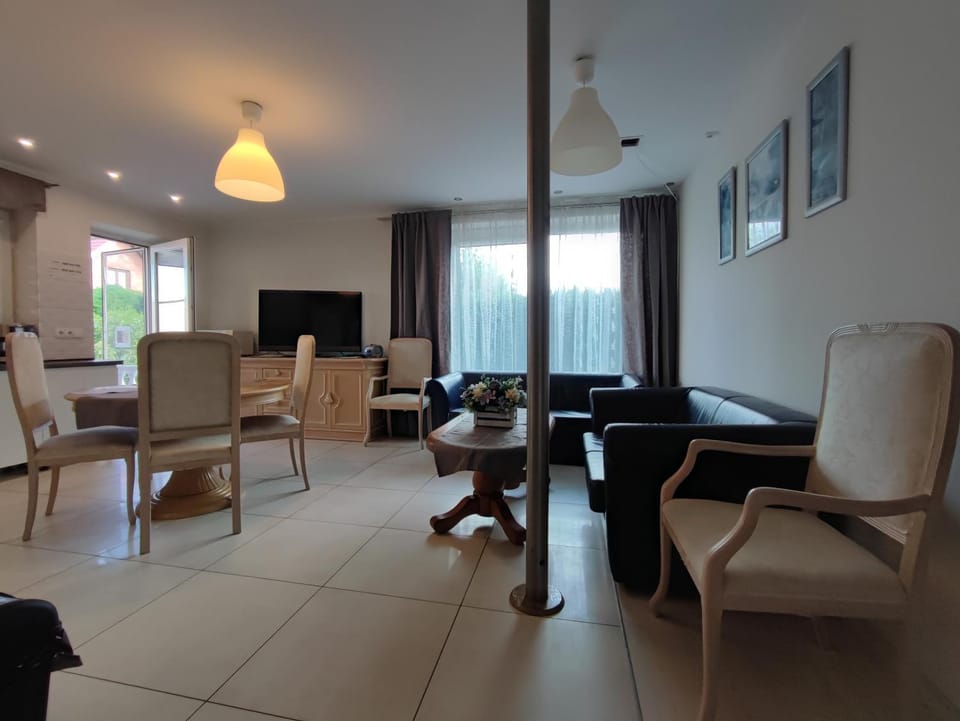 Communal lounge/ TV room, Communal kitchen
