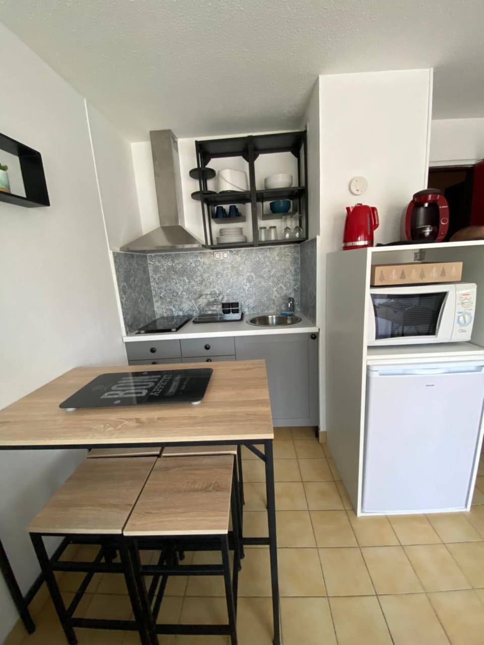 Kitchen or kitchenette, Dining area