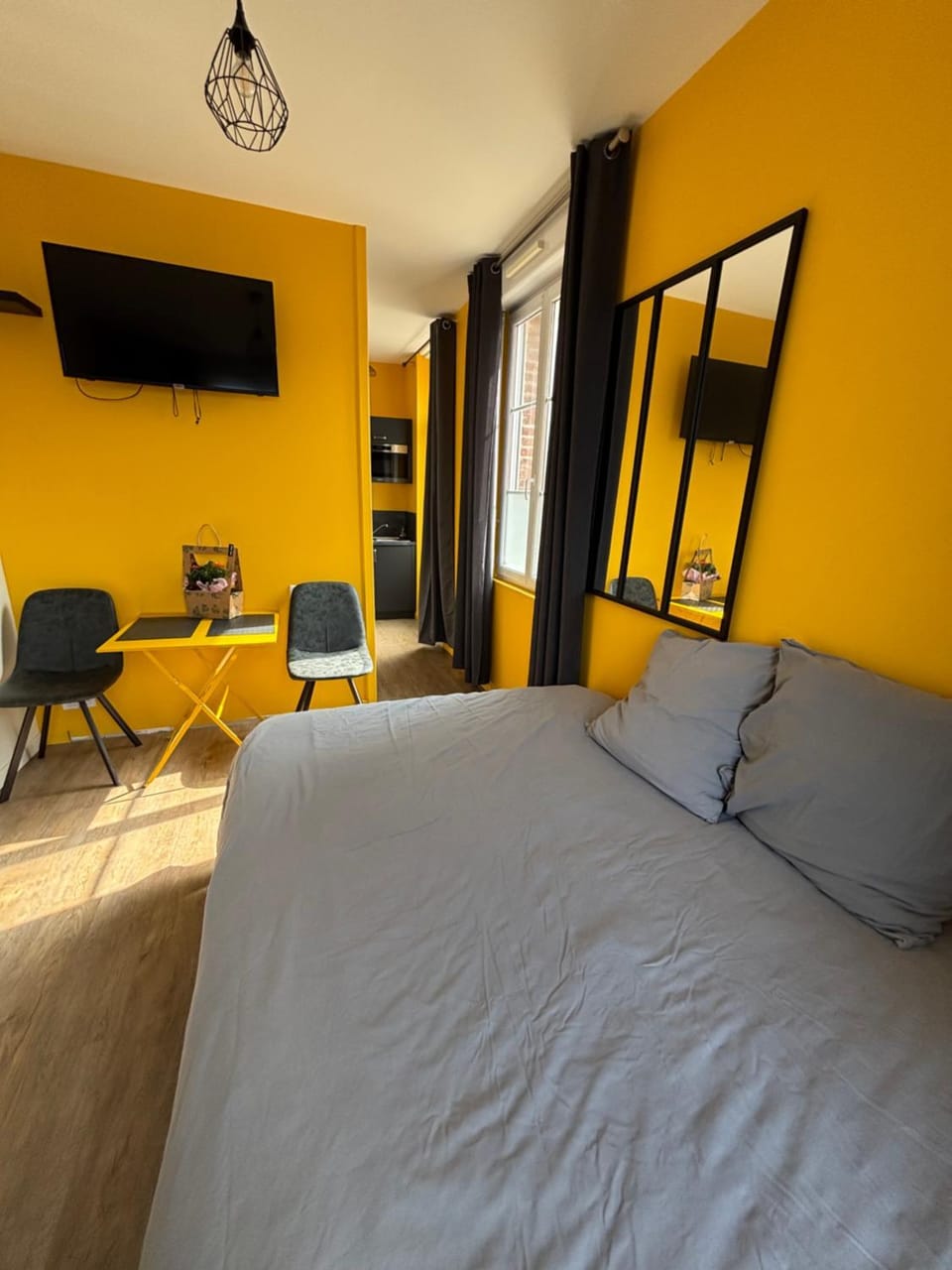 Bed, TV and multimedia, Seating area