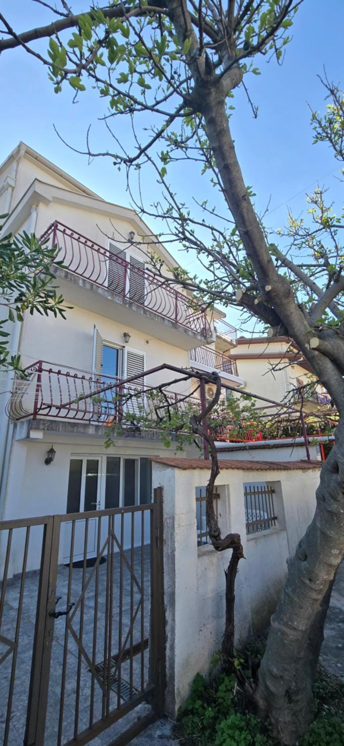 Property building, Day, Balcony/Terrace