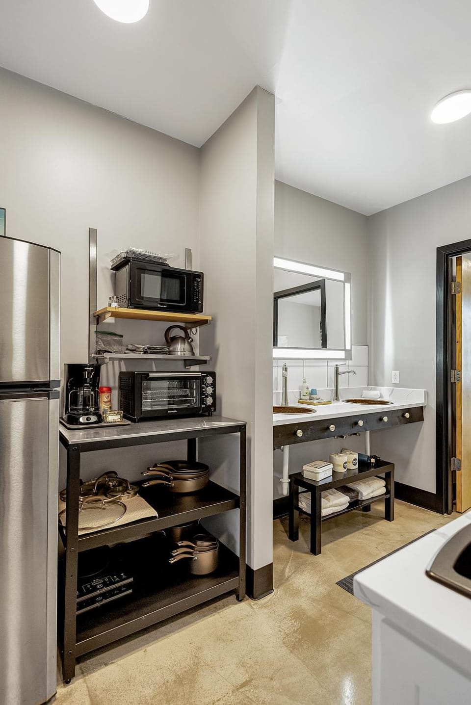 Photo of the whole room, dishwasher, microwave, pet friendly, kitchen