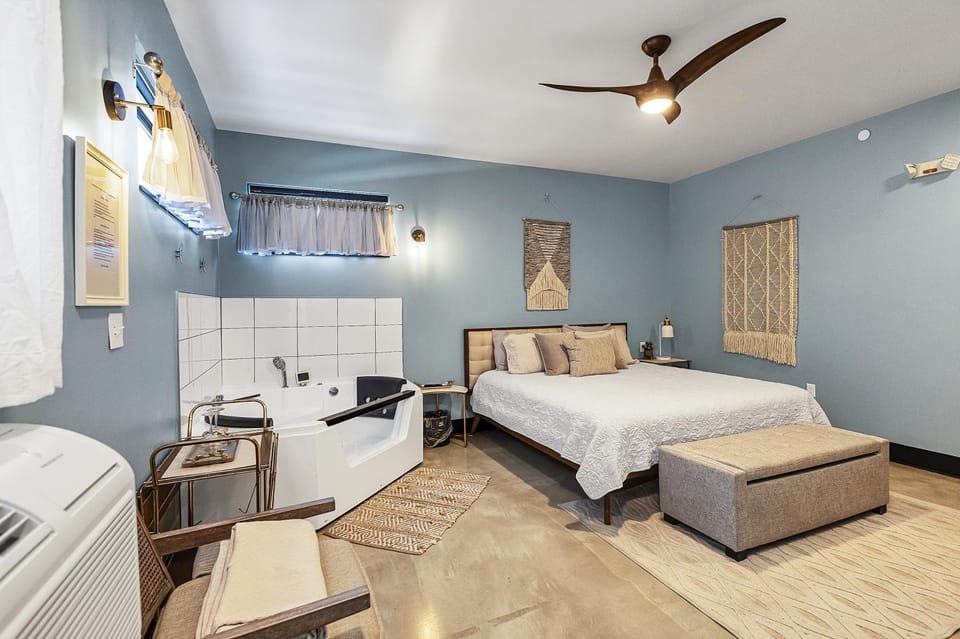 King suite with Jacuzzi West of St Louis Hotel in Ozark Mountains