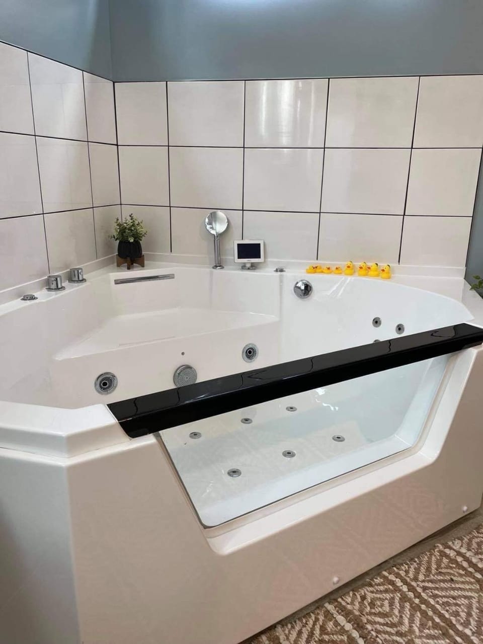 King suite with Jacuzzi West of St Louis Hotel in Ozark Mountains