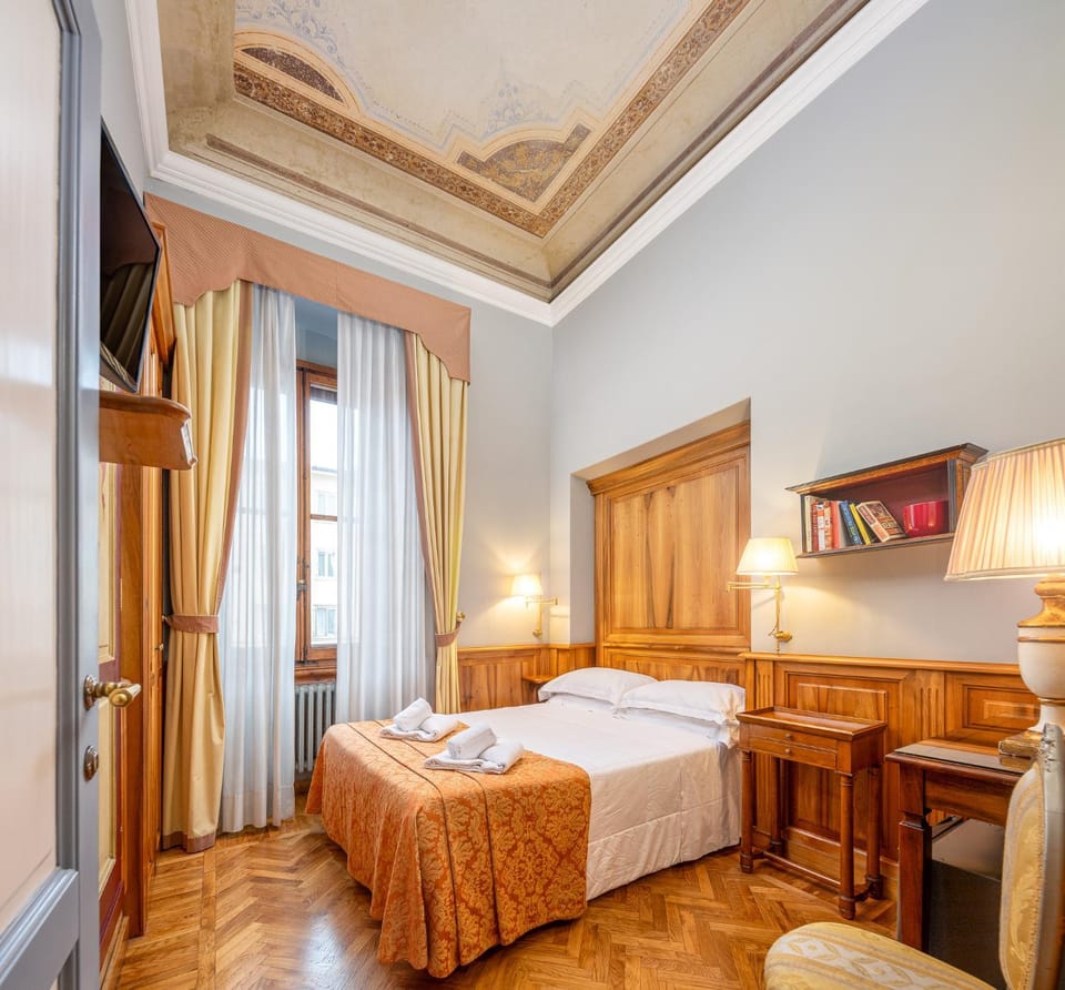 Bed, Library, TV and multimedia, Photo of the whole room, Bedroom