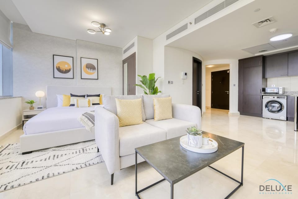 Bed, Living room, Seating area, Bedroom, towels, washing machine