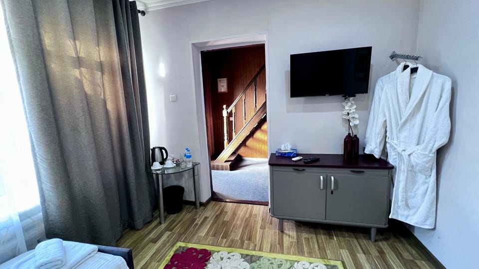 Communal lounge/ TV room, Bed, TV and multimedia, Photo of the whole room, Bedroom, furniture, towels, wardrobe